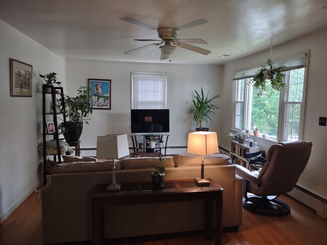 Building Photo - 2BD/1BA House Walking Distance to Downtown!
