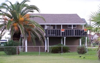 Building Photo - Jamaica Beach Home Walk to the Beach