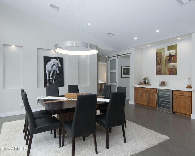 Building Photo - 2423 E Lincoln Cir