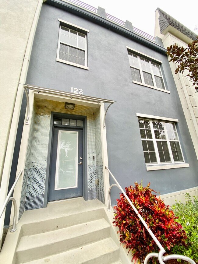 Building Photo - LUXURY TOWNHOME IN SODO 3/2.5 PLUS OFFICE AND BONUS ROOM  - DOWNTOWN ORLANDO
