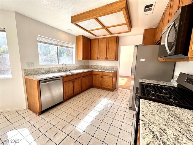 Building Photo - 425 Pemberry Cir