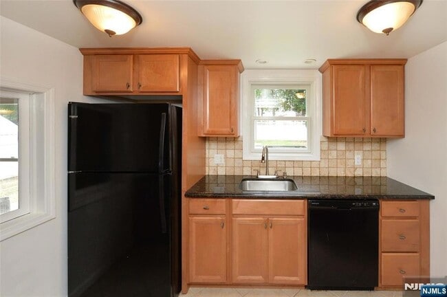 Building Photo - 3-11 Lyons Avenue Unit 1X