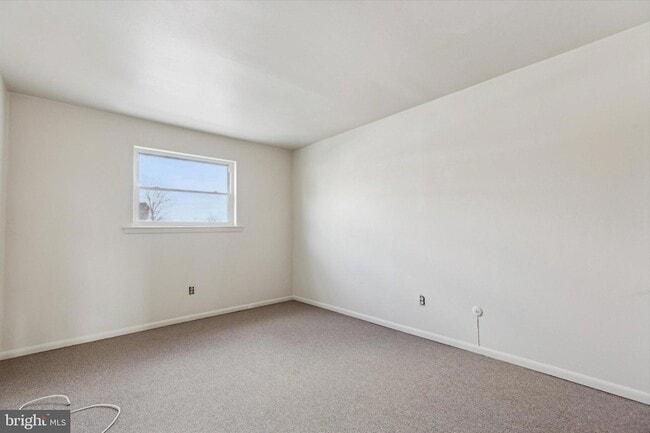Building Photo - 320 Hermit St