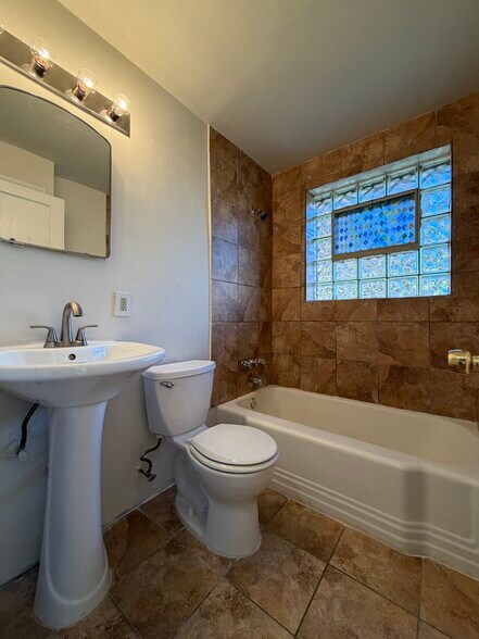 Building Photo - 420 S Hanley Rd