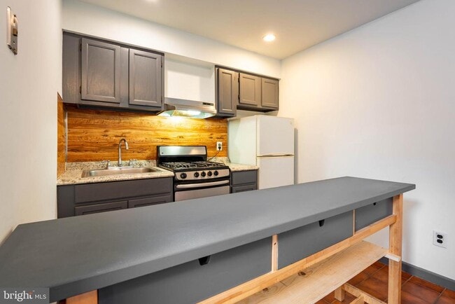 Building Photo - 1327 Snyder Ave