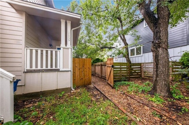 Building Photo - 2809 E 22nd St