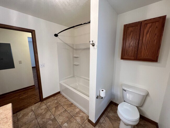 Building Photo - 409 S Broadway Ave