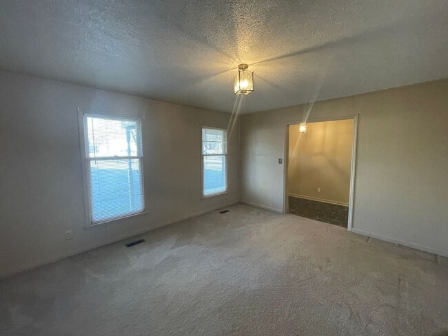 Building Photo - 3 bedroom 2 bathroom  house available now!  Bonus Room!