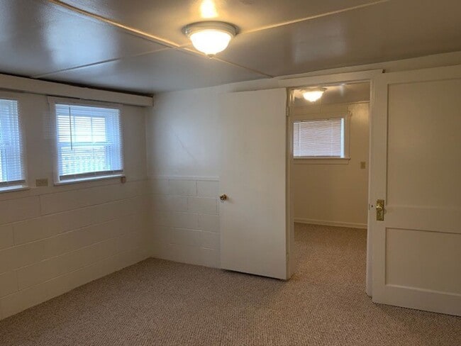 Building Photo - 2 Bed 1 Bath