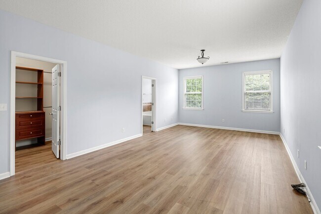 Building Photo - Spacious House in Hadley Park