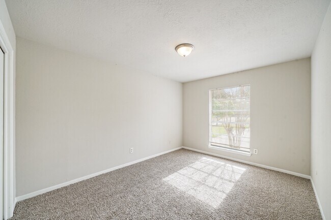 Building Photo - 2402 Hilton Head Dr