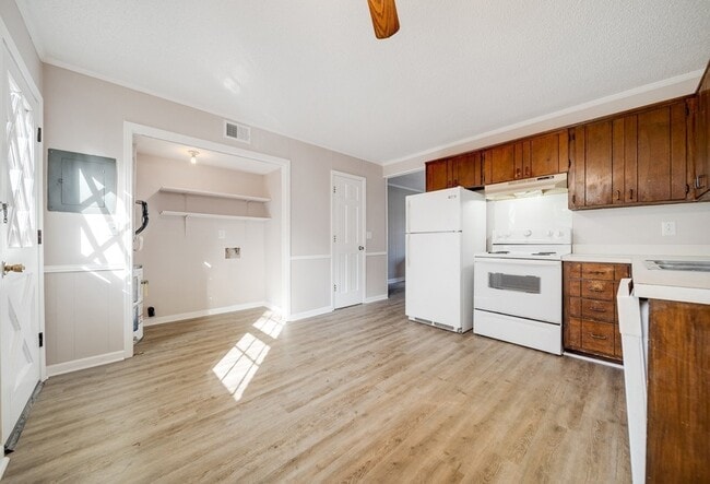 Building Photo - 930 S Water Ave