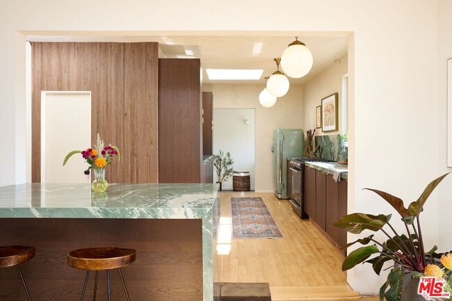 Building Photo - 818 Palms Blvd