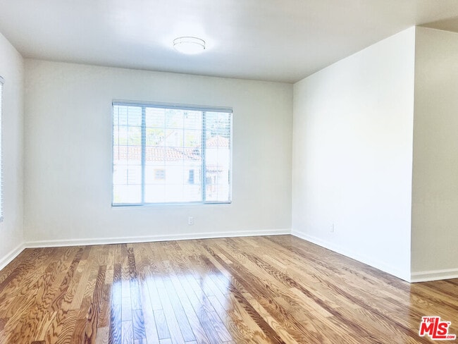 Building Photo - 2401 Beachwood Dr