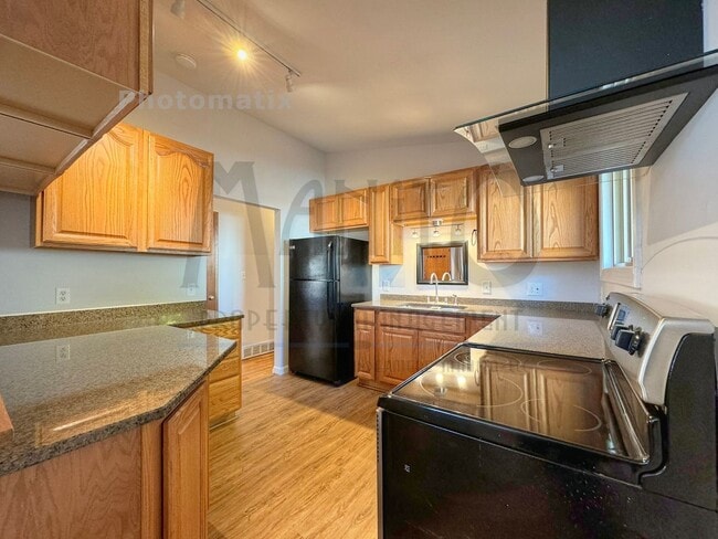 Building Photo - Clean & Quiet Northside Home