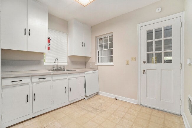 Building Photo - 2 bdrm, 1 bath near Emory and the CDC.