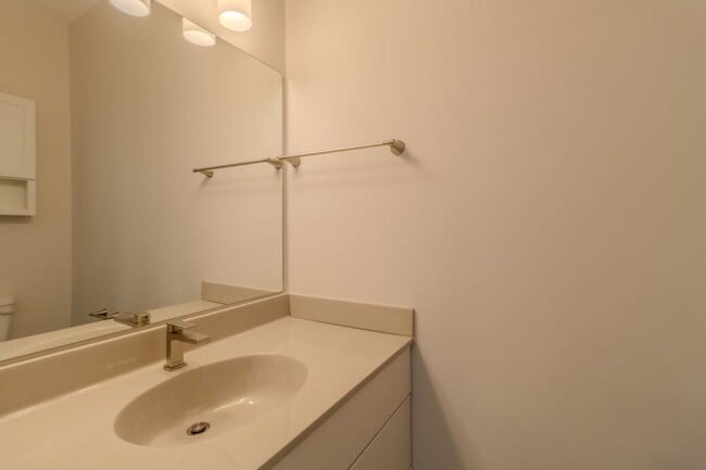 Building Photo - 1502 Simsbury St