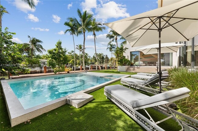 Building Photo - 1200 NE 87th St