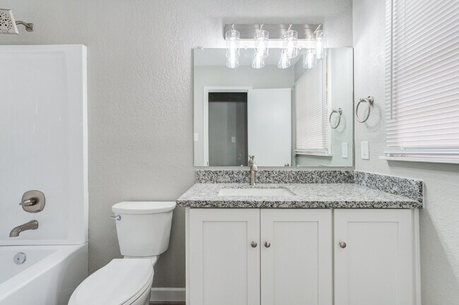 Building Photo - Wonderful 3/2/1 in Central Lubbock!