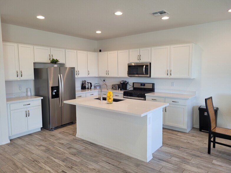 Building Photo - 11619 W Parkway Ln