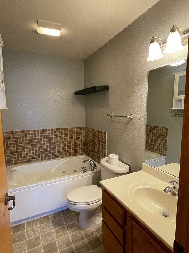 Building Photo - Spacious 4-Bedroom, 3-Bathroom House for Rent