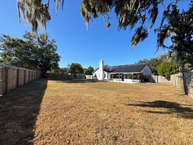 Building Photo - Your Dream Home Awaits! MASSIVE Backyard! ...