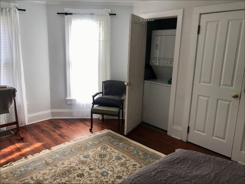 Building Photo - 453 Burg St