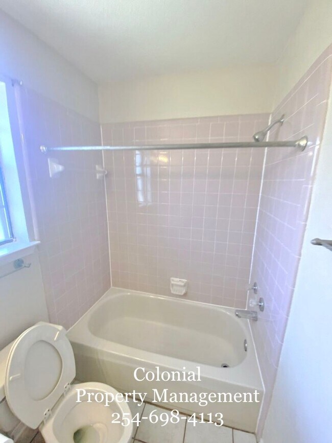 Building Photo - AVAILABLE NOW!