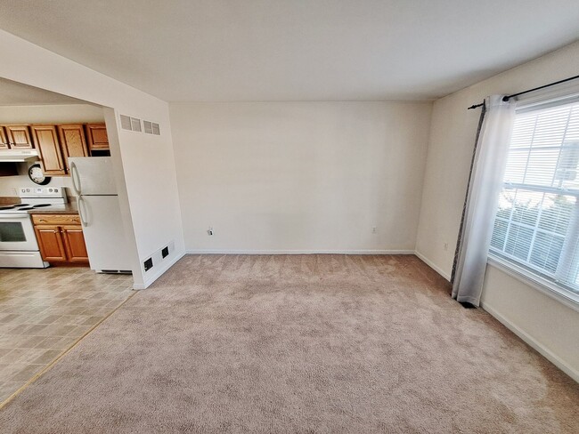 Building Photo - 2 Bed / 1-1/2 Bath Townhome