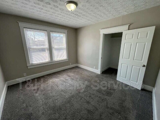 Building Photo - 512 E 33rd St