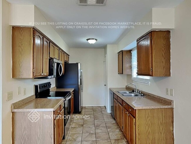 Building Photo - 1229 N Creek Dr