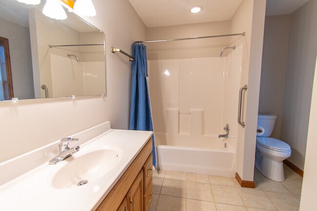 Primary Bath - 4747 Knollwood Dr NW