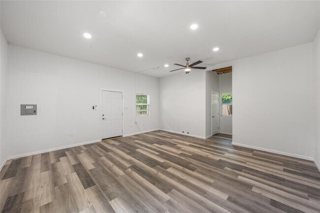 Building Photo - 1153 Brookswood Ave