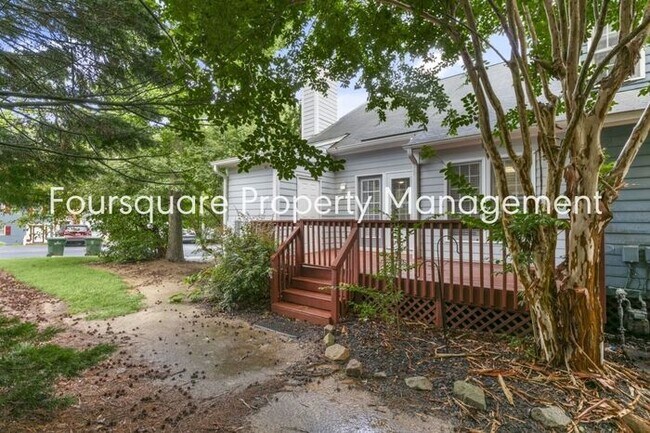 Building Photo - End Unit Town Home | 2nd Floor Loft | Wash...