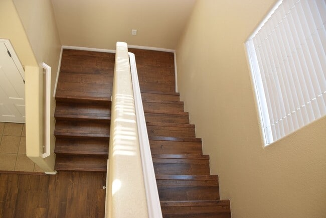Building Photo - BEAUTIFUL 4 BEDROOM, 2.5 BATH SINGLE-FAMIL...