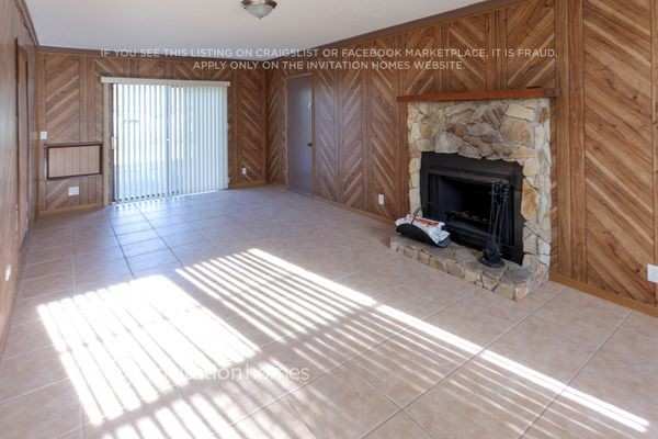 Building Photo - 621 NE Helicon Ln