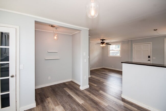 Building Photo - Huge 4 Bedroom 2 Bath Sylvan Park Classic! AVAILABLE NOW. Perfect for Roommates or a Home Office....