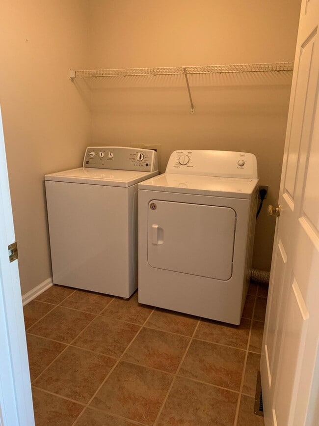 Building Photo - 3499 Lakeside Ct