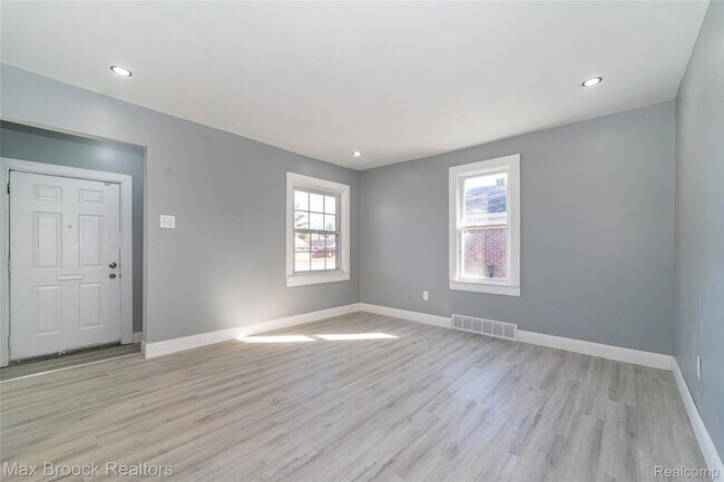 Building Photo - 9327 Schaefer Hwy