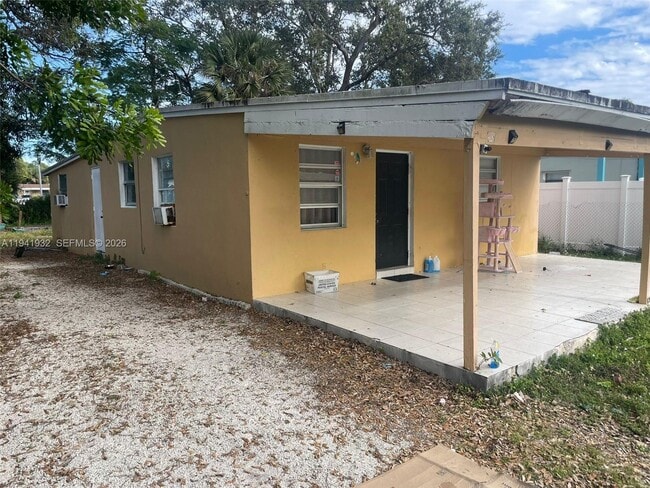 Building Photo - 1645 Lauderdale Manor Dr