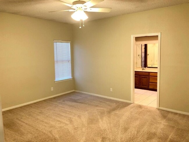 Building Photo - 11403 Oak Knoll Dr