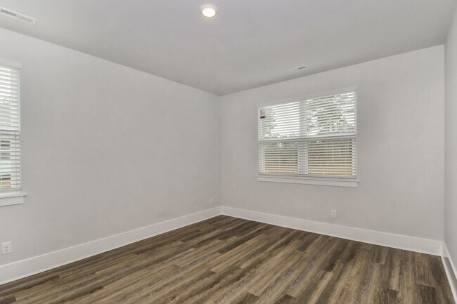 Building Photo - $500 Off 1st Month's Rent - 4 Bdrm/2.5 Bath, Beautiful Home in Rolling Hills