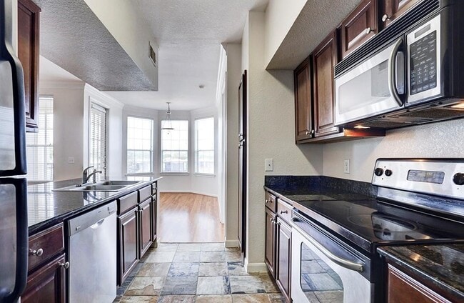 Building Photo - 7575 Kirby Dr