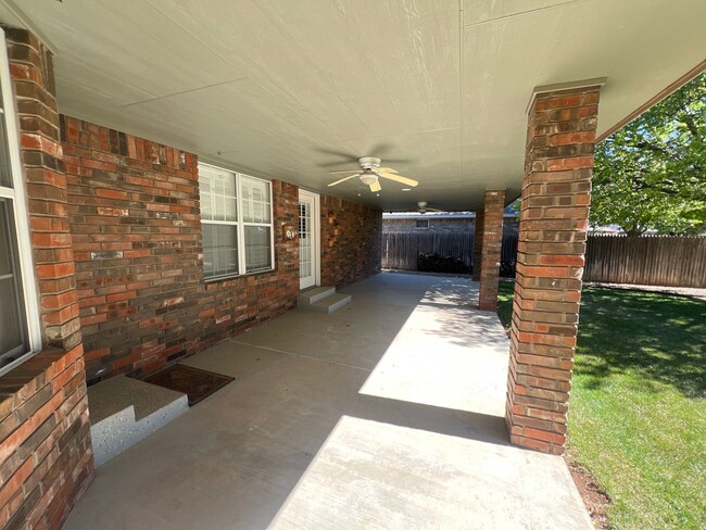 Building Photo - 721 Jeanie Dr