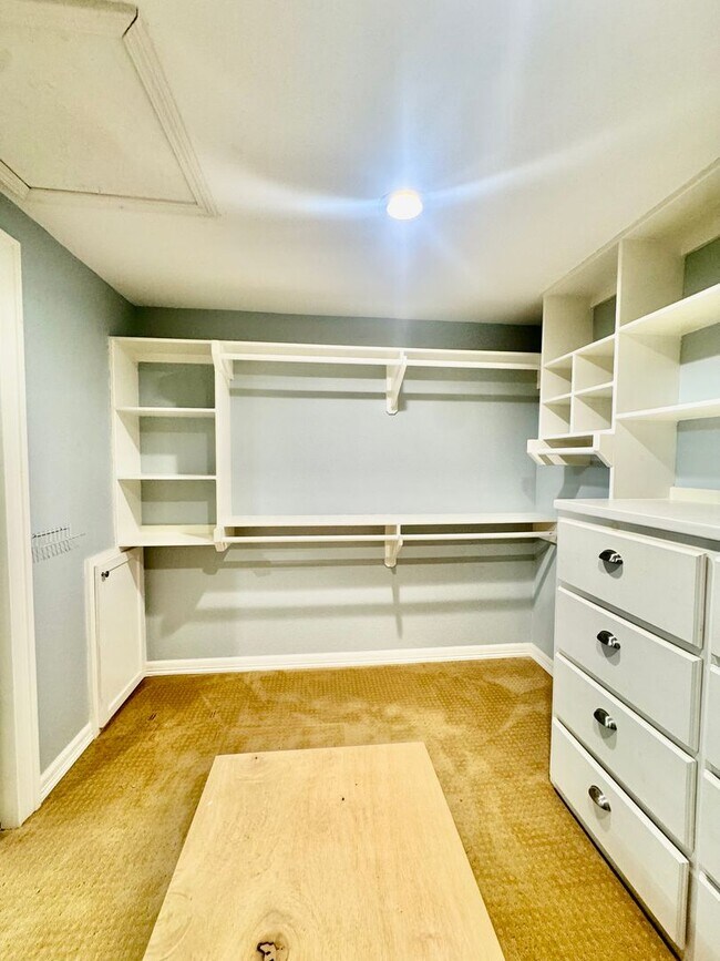 Building Photo - Elegant Estate in the Country Club Setting-Mother in law suite