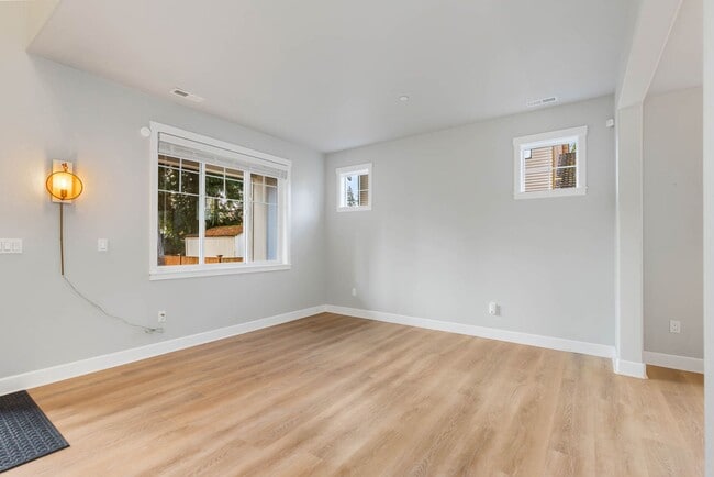 Building Photo - 11722 NE 112th St