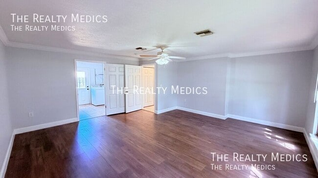 Building Photo - 6 Carriage Hill Cir