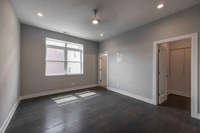 Building Photo - 3253 N Elston Ave