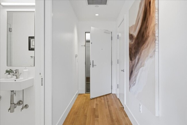 Building Photo - 937 Condos - South Facing 2 bed/2 bath w/parking/storage/concierge/all utilities except electrici...