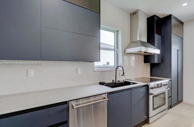 Building Photo - 3900 SW 137th Ct
